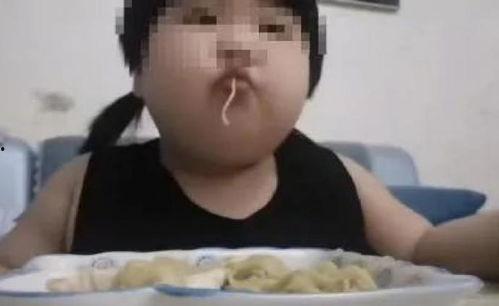 越南小女孩吃瓜视频大全,萌态十足，萌化人心