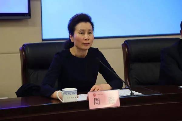 银行行长女行长吃瓜视频,揭秘银行行长日常