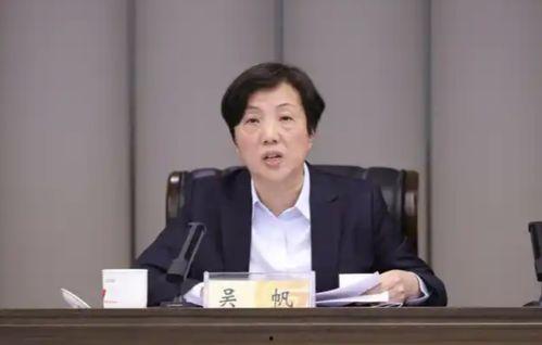 银行行长女行长吃瓜视频,揭秘银行行长日常